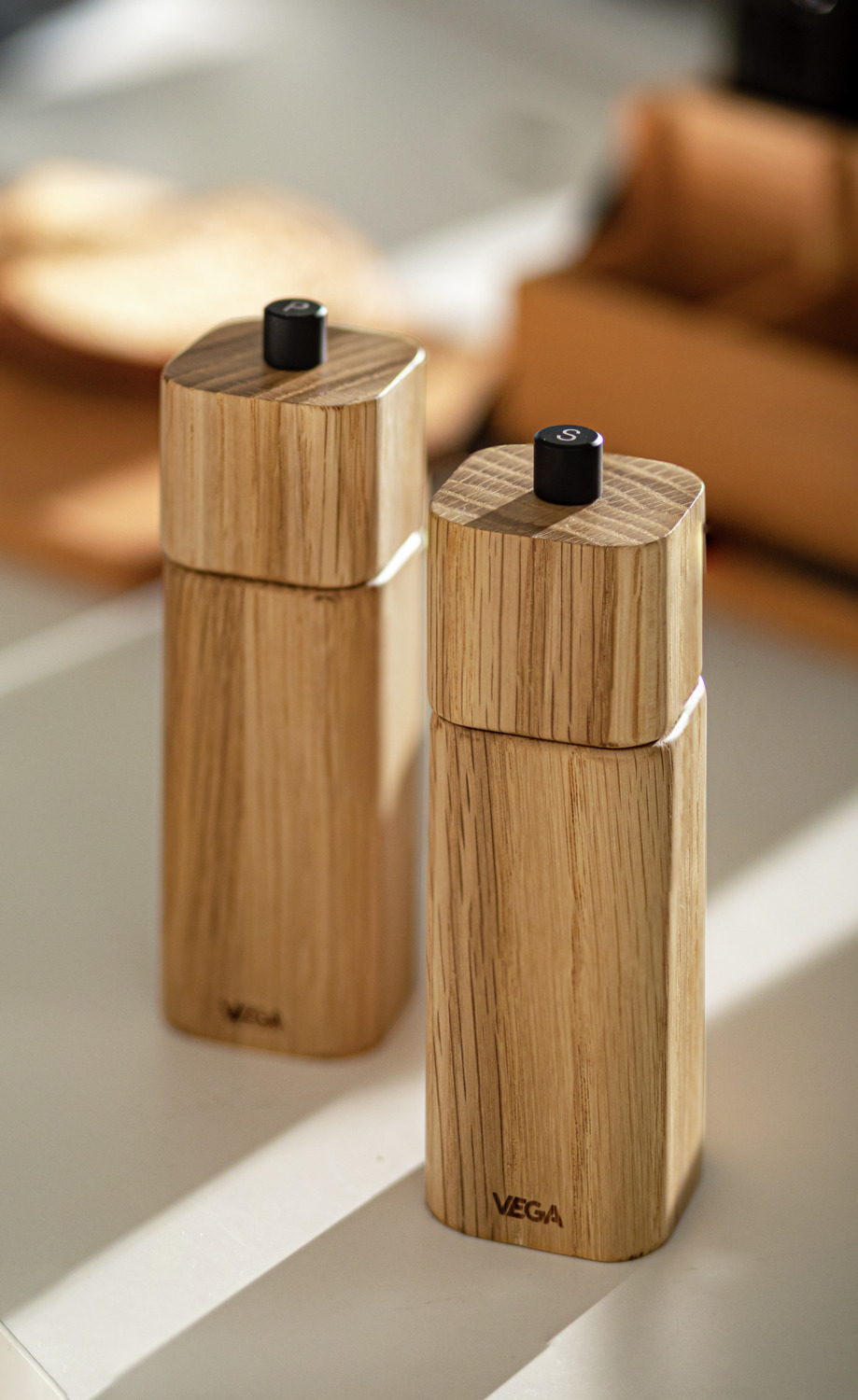 Vega Esino Salt Mill, Real Wood, Brown, Ceramic Grinder, Ergonomic Design, 5 x 16.5 x 5 cm