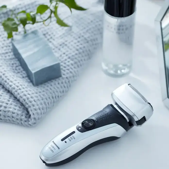 Panasonic ES-RF31 Electric Foil Shaver, Wet and Dry, 4 Flexible Heads, Li-ion Battery, 3 Speed Settings, Integrated Trimmer, Silver