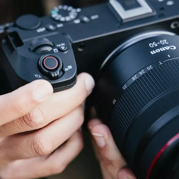 Set de 3 piese Cameră Mirrorless Canon EOS R6 V cu Obiectiv RF 20-50mm f/4 L IS USM PZ, Full Frame CMOS 32.5MP, DIGIC X, 40fps, IBIS