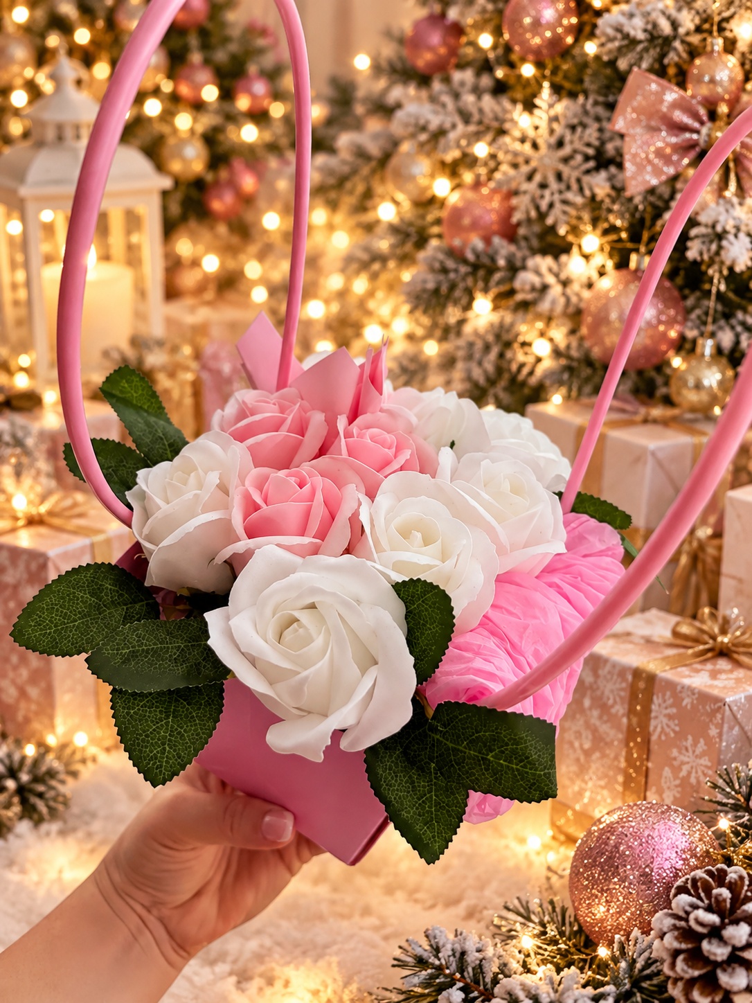 Aranjament de flori de sapun INKA FLP1005, Set de 9 flori de sapun roz și alb, cu frunze verzi in cutie tip sac roz și alb cu manere, Cadou pentru aniversari