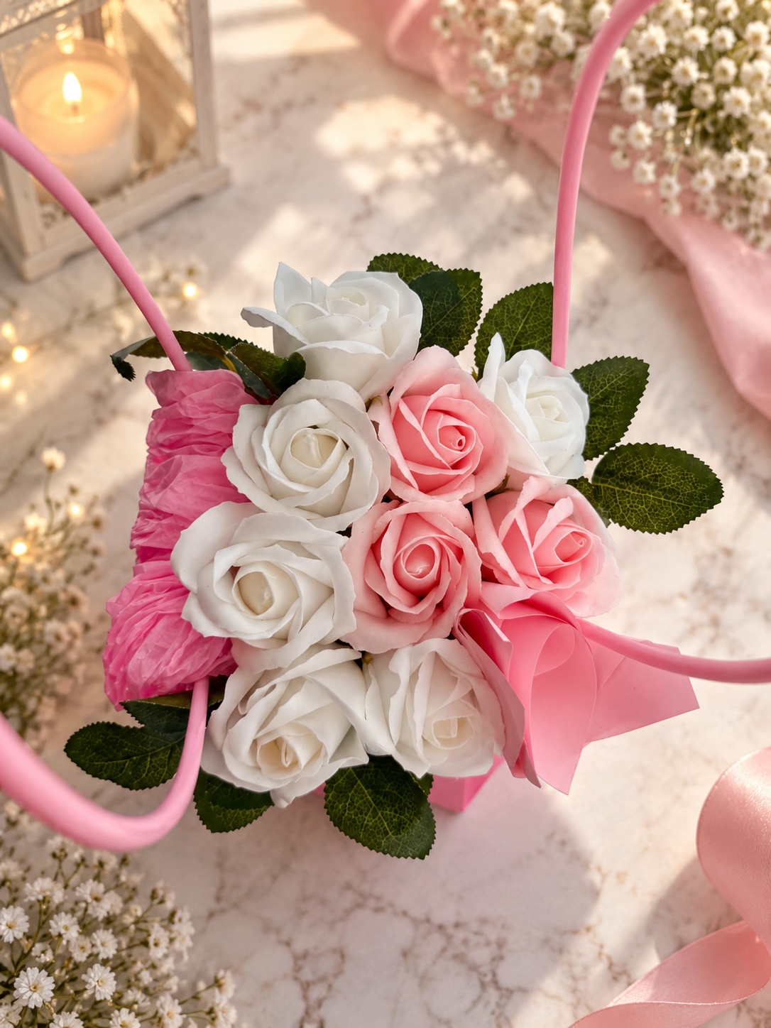 Aranjament de flori de sapun INKA FLP1005, Set de 9 flori de sapun roz și alb, cu frunze verzi in cutie tip sac roz și alb cu manere, Cadou pentru aniversari