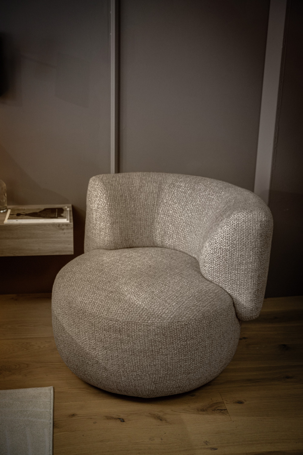 Fotoliu Lounge Vega Tesilo, Forma Organica Curvata, Material Chenille Taupe de Inalta Calitate, Ignifug, 90x86x75 cm, Suporta pana la 160 kg