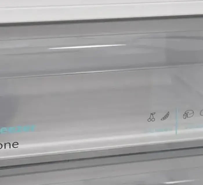 Холодильник Sharp SJ-FBA06DTXWE-EU с морозильной камерой, общий объем 270 л, Advance No Frost, ZeroDegreeZone, белый, 54x60x180 см
