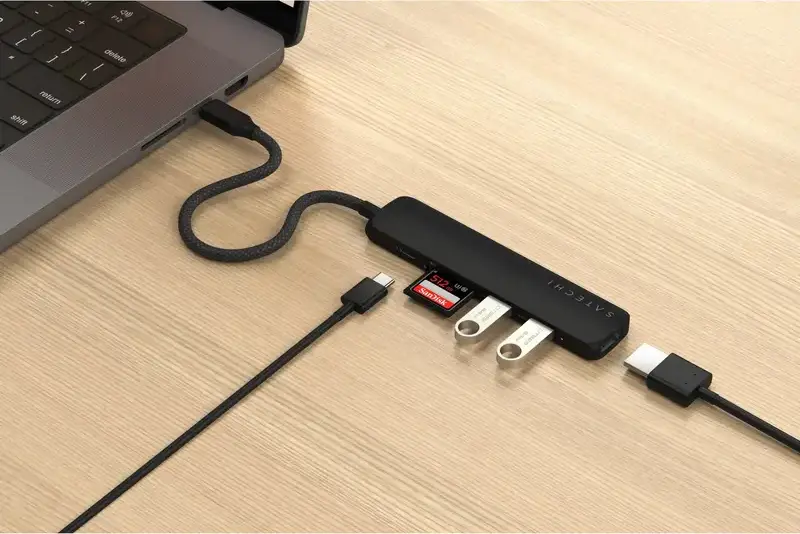 Satechi Slim Multiport Adapter 4-in-1 USB-C, алюминиевый корпус, HDMI 4K, слот для SD-карт, USB-A 3.0 и 2.0, плетеный кабель, черный