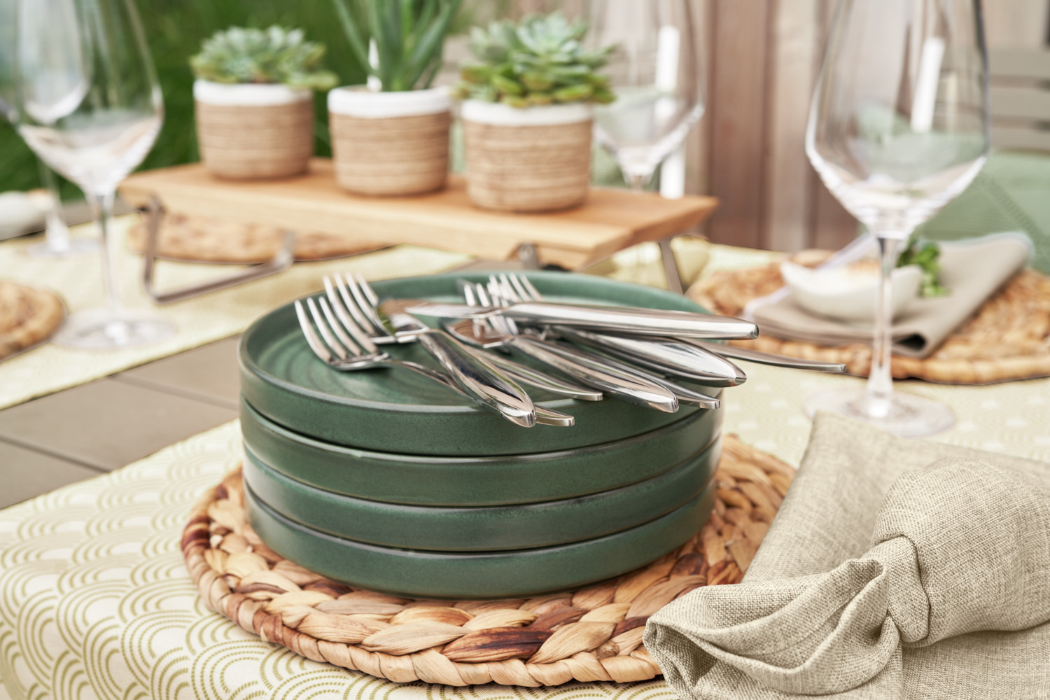 VEGA Snug Stoneware Plates with Low Rim, Matt Glaze Green, 20.5 cm Diameter, Dishwasher and Microwave Safe, Set of 4 Pieces
