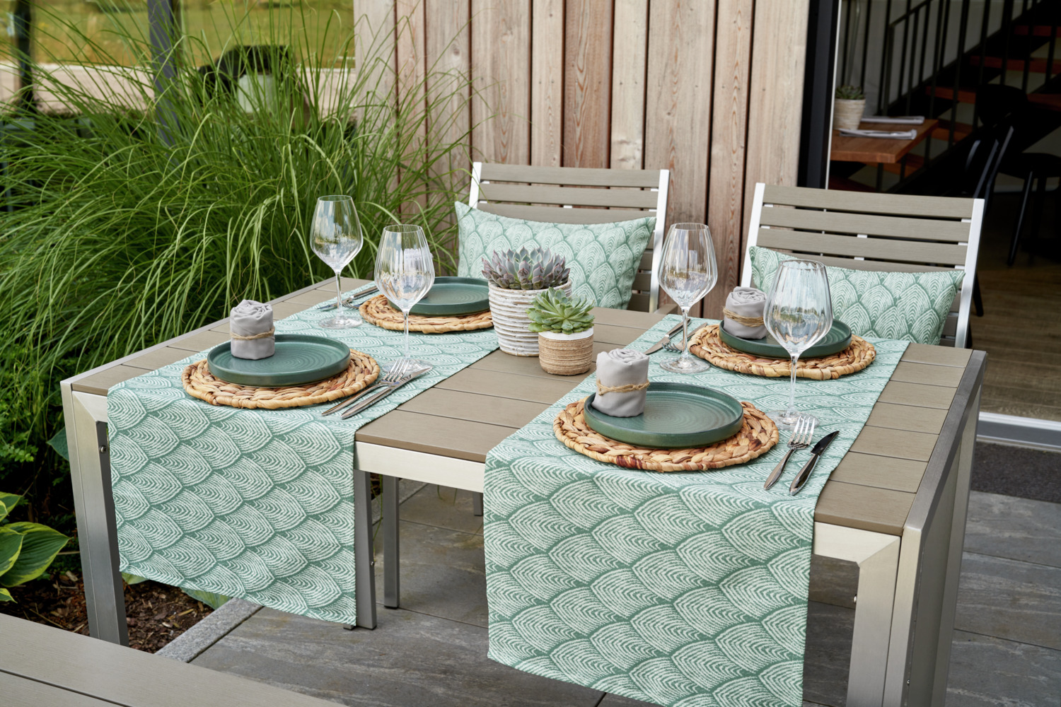 VEGA Snug Stoneware Plates with Low Rim, Matt Glaze Green, 20.5 cm Diameter, Dishwasher and Microwave Safe, Set of 4 Pieces
