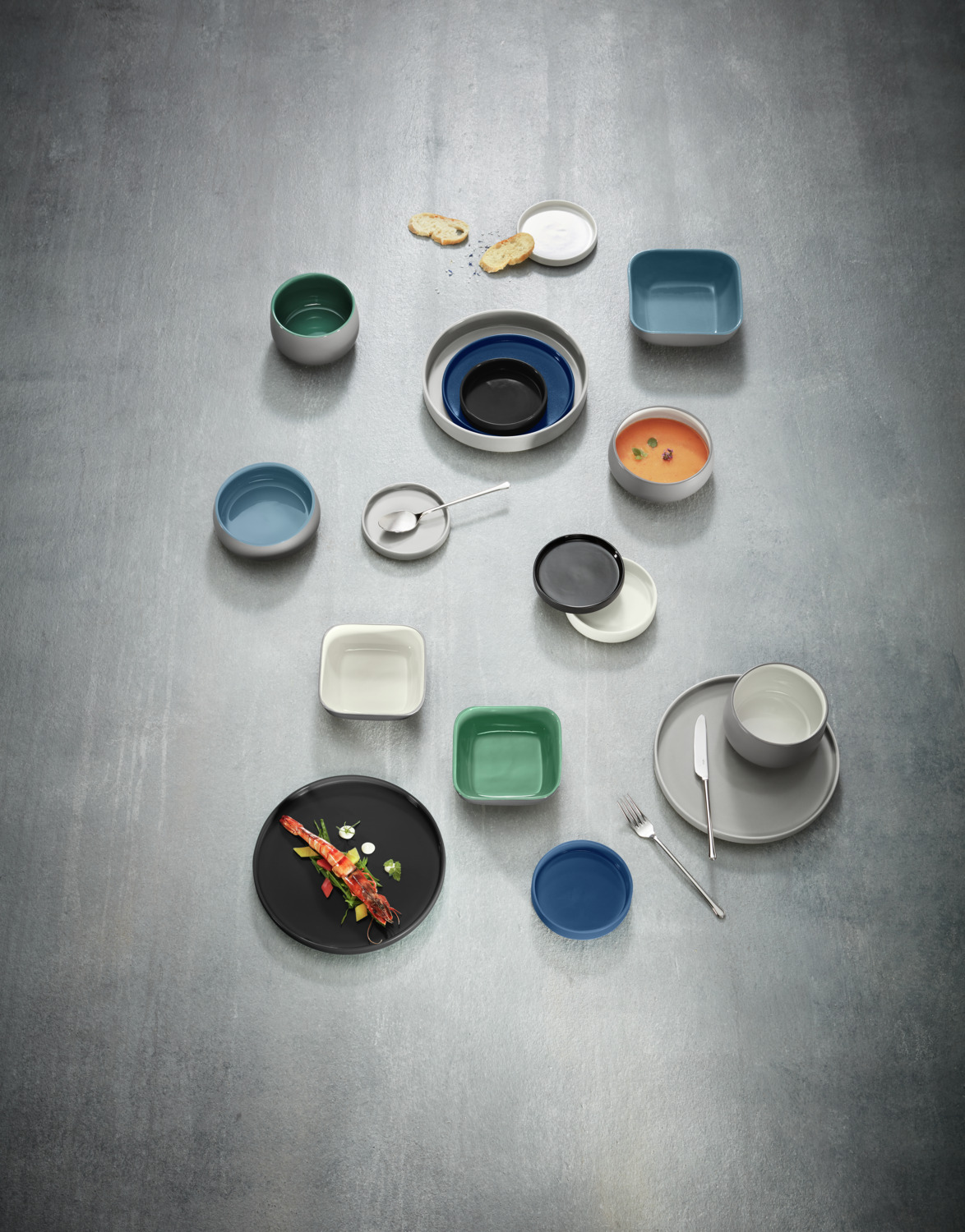 Set de 4 farfurii rotunde din ceramica VEGA Skady cu margine joasa, glazura matta neagra, 13.5x2 cm, rezistente la masina de spalat vase si cuptor cu microunde