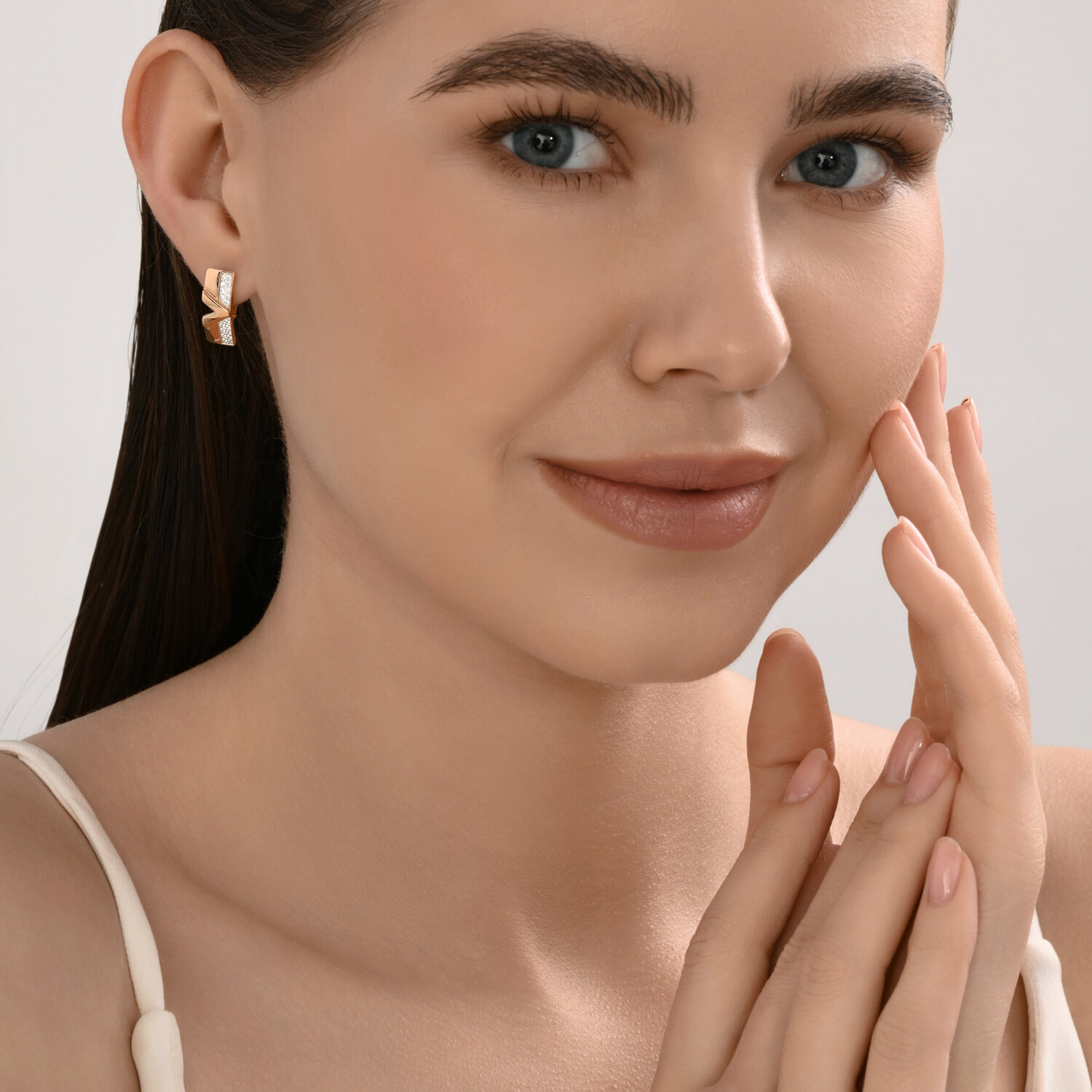 Кольцо Diamant 51-120-02978-1 женское из красного золота 585 с 36 круглыми бесцветными фианитами, английский замок, 2.89 г