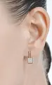 Diamant 51-120-02661-1 Серьги женские из красного золота 585 с 12 вставками фианитов круглых бесцветных, английский замок, 17x6x1 мм