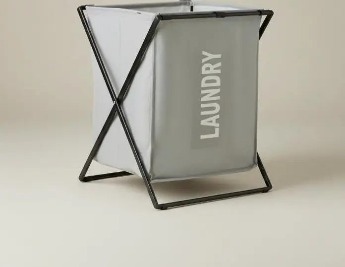 Cos de rufe textile cu rama neagra pliabila tip X, sac de material alb cu text LAUNDRY, 32x32x52 cm