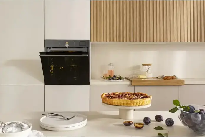 Встраиваемый электрический духовой шкаф Gorenje BSA6138B, 77 л, класс A+, пиролитическая очистка, SteamAssist Pro, ConnectLife, черный, набор из 4 предметов