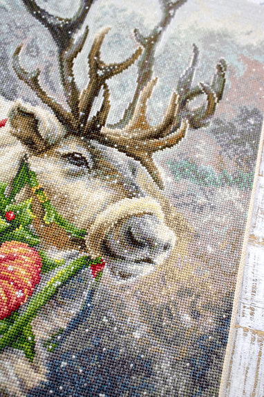 Luca-S G598 Petit Point Needlepoint Kit Christmas Deer, Zweigart 25ct Canvas, Anchor Muline Threads, 15x22 cm, 53 Colors