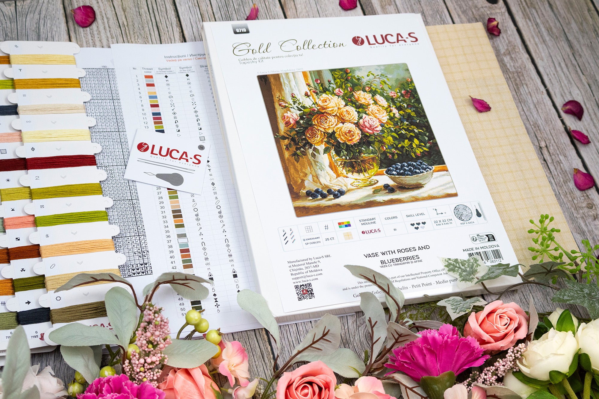Kit Broderie Luca-S G719 Gold Collection Vaza cu Trandafiri si Afine, 22x22 cm, Material Zweigart 25ct, 61 Culori, Fir 100% Bumbac