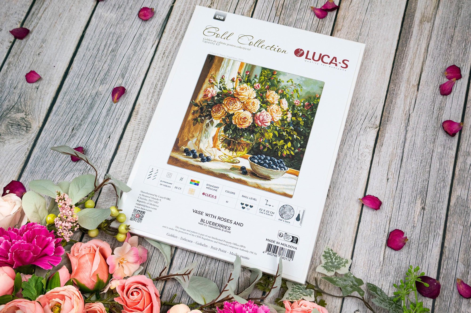 Kit Broderie Luca-S G719 Gold Collection Vaza cu Trandafiri si Afine, 22x22 cm, Material Zweigart 25ct, 61 Culori, Fir 100% Bumbac
