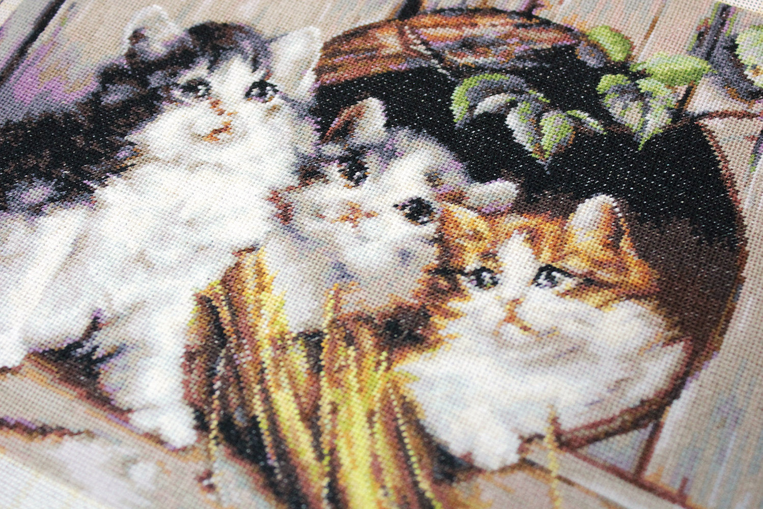 Kit Broderie Luca-S B520 Adăpost Prietenos, Pânză Ivory Zweigart 16 ct, 28.5 x 35.5 cm, 40 Culori, Ață de Bumbac Anchor Mouliné