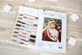 Kit Broderie Luca-S B549 Tânăra cu Trandafiri, Pânză Zweigart Aida 18ct, Ață Anchor, Dimensiune Finală 20x25 cm, Calitate Premium