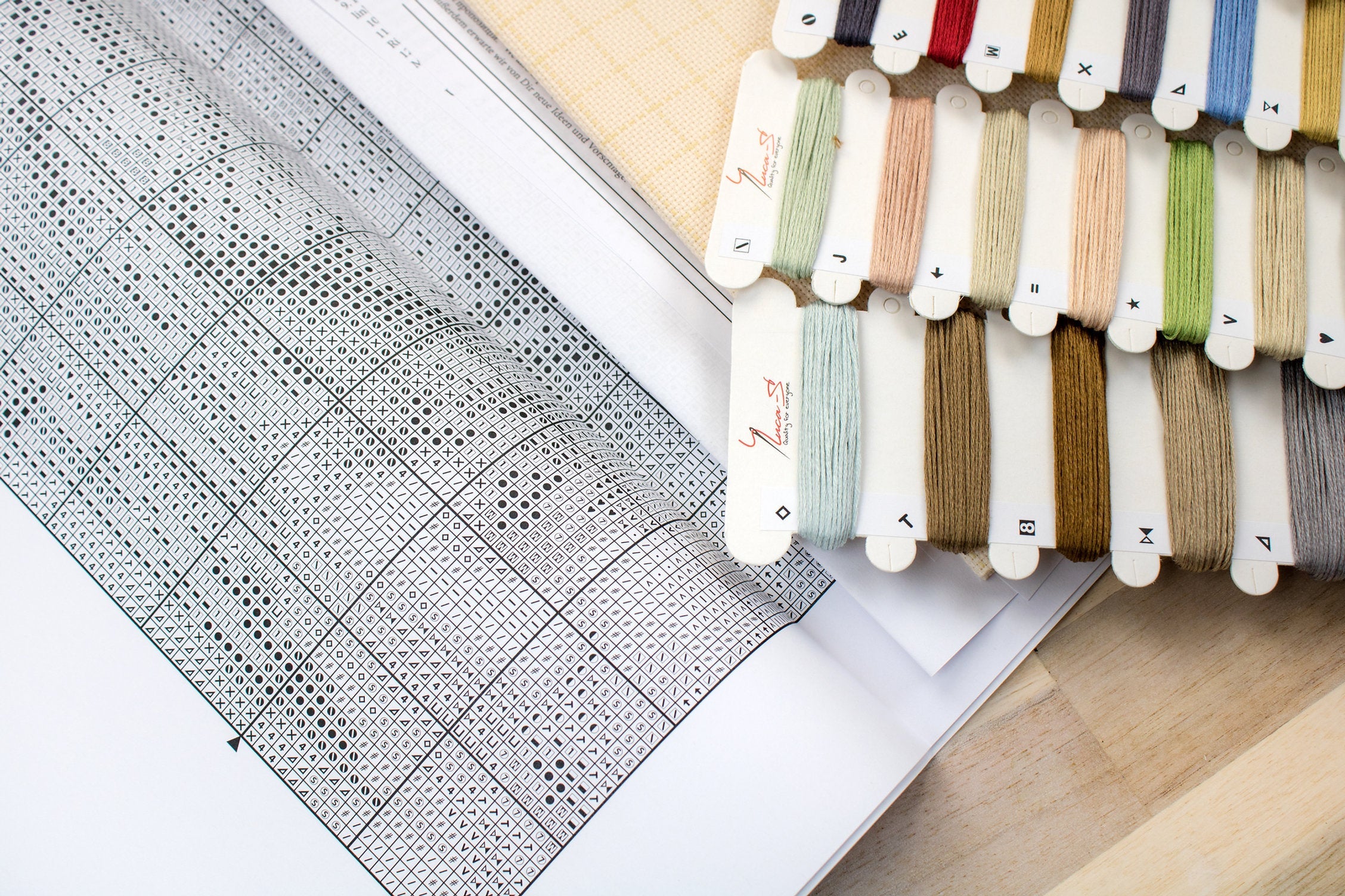 Kit Broderie în Cruce Luca-S B564 La Izvor, 56 Culori, 34x44 cm, Material Aida 18 Count Zweigart Ivory, Aste Aripite de Bumbac Anchor