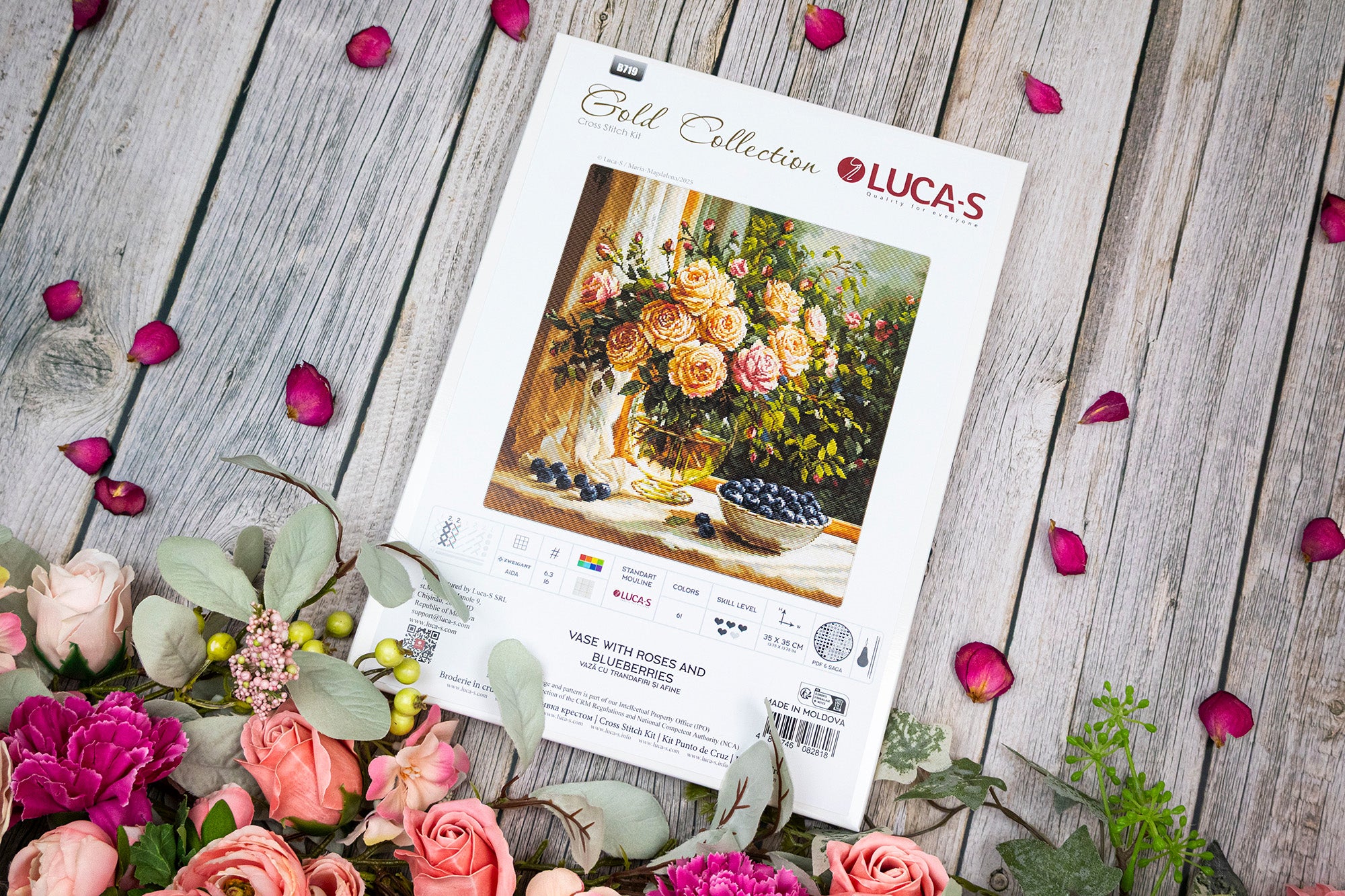 Набор для вышивания Luca-S GOLD B719 Ваза с розами и черникой, 35x35 см, ткань Zweigart Aida 16ct, 61 цвет, нити 100% хлопок