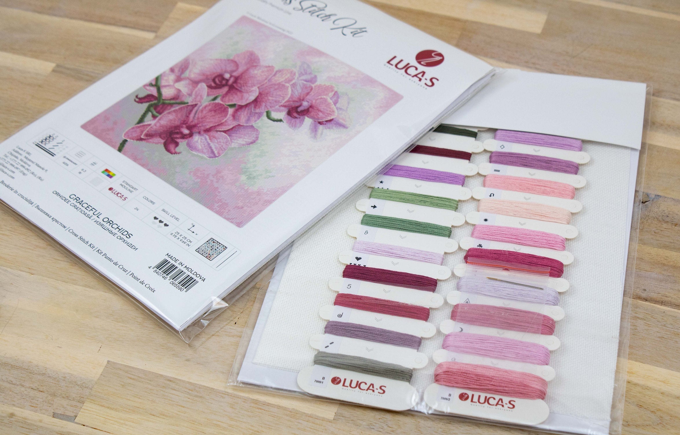 Kit Broderie Luca-S B7009 Orhidee gratioasă, 25x25 cm, Material AIDA Zweigart 16ct, Ață 100% bumbac, 24 culori