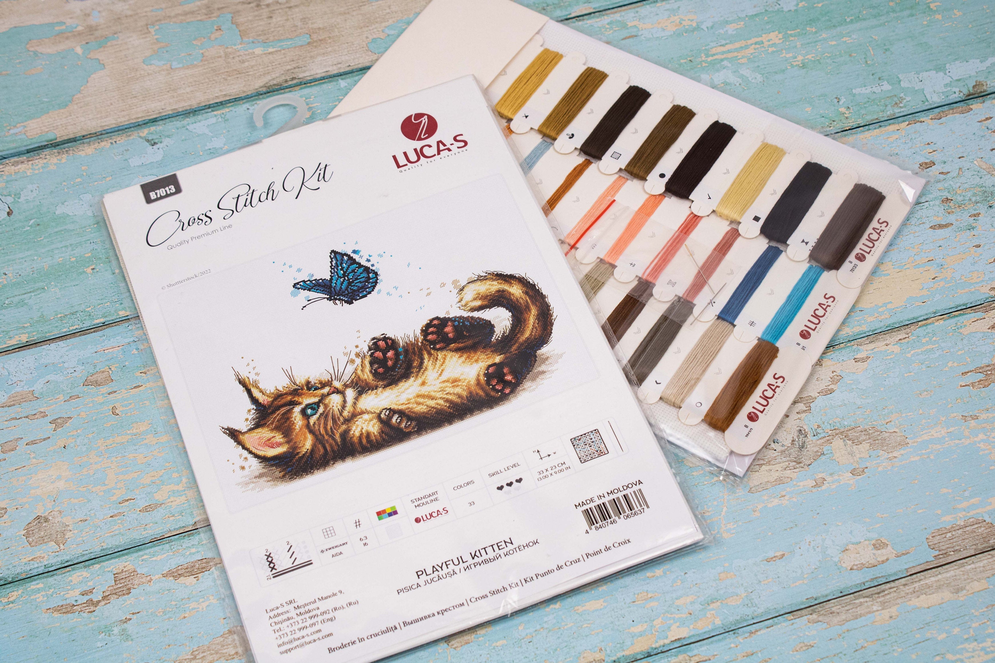 Kit Broderie Luca-S B7013 Pisica jucăușă, Material Zweigart Aida 16ct, 33 x 23 cm, 33 Culori, Ață 100% Bumbac
