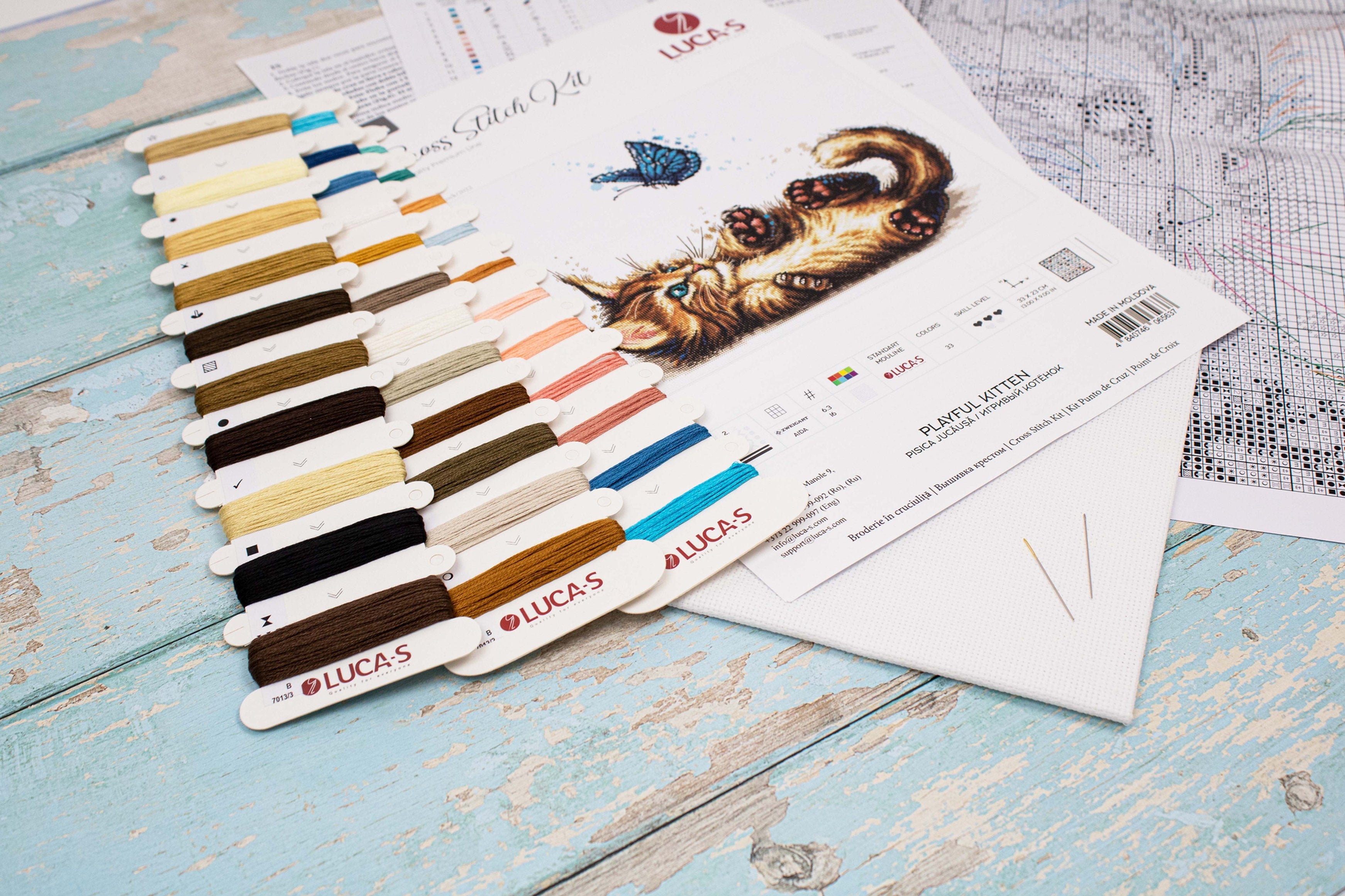 Kit Broderie Luca-S B7013 Pisica jucăușă, Material Zweigart Aida 16ct, 33 x 23 cm, 33 Culori, Ață 100% Bumbac