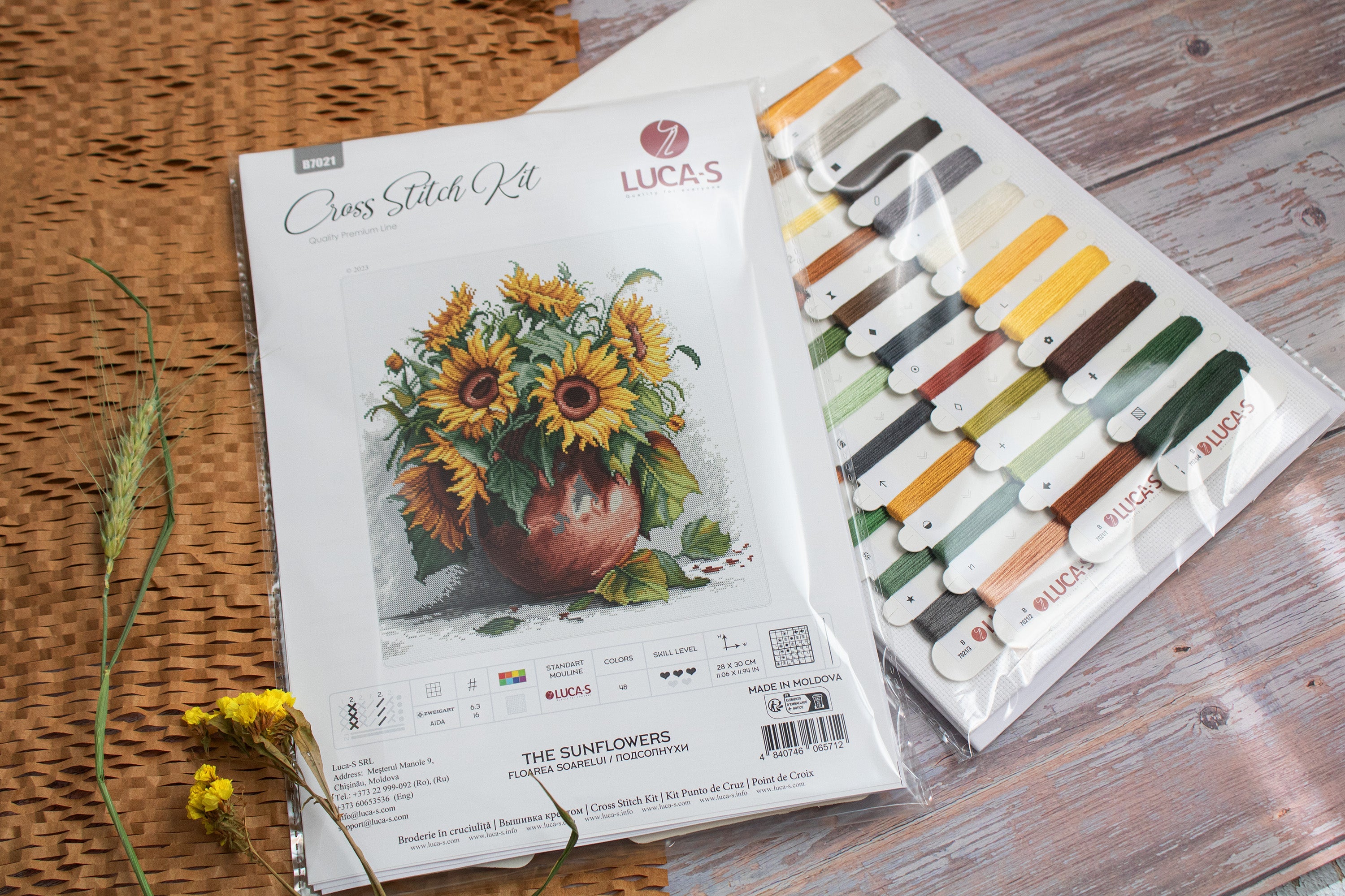 Kit Broderie Luca-S B7021 Floarea soarelui, Pânză Zweigart Aida 16 ct, Ață 100% bumbac, Dimensiuni Broderie 28 x 30 cm, 48 Culori