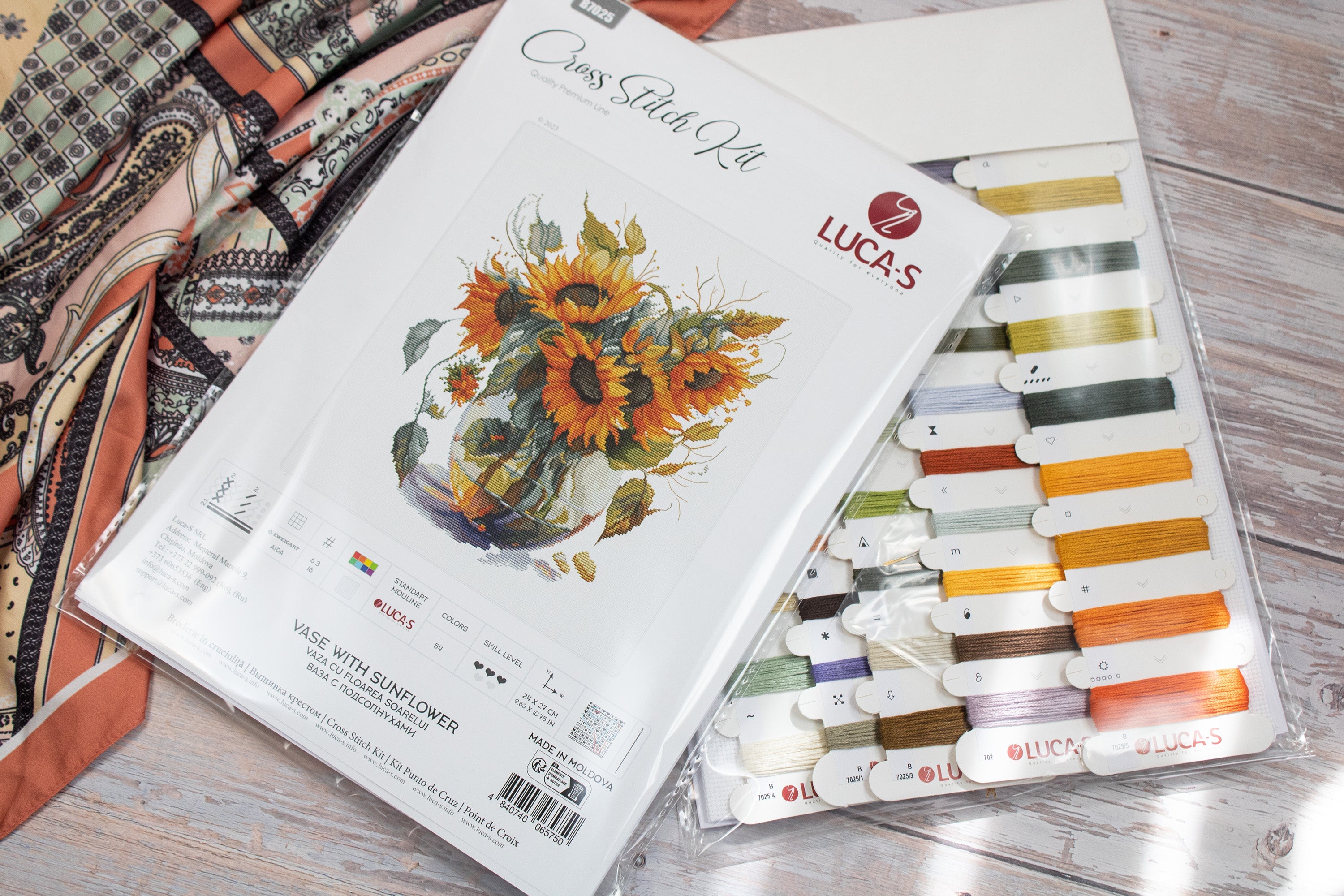 Kit Broderie Luca-S B7025 Vaza cu Floarea Soarelui, Aida 16ct, Dimensiune Broderie 24x27 cm, 54 Culori, Fir 100% Bumbac