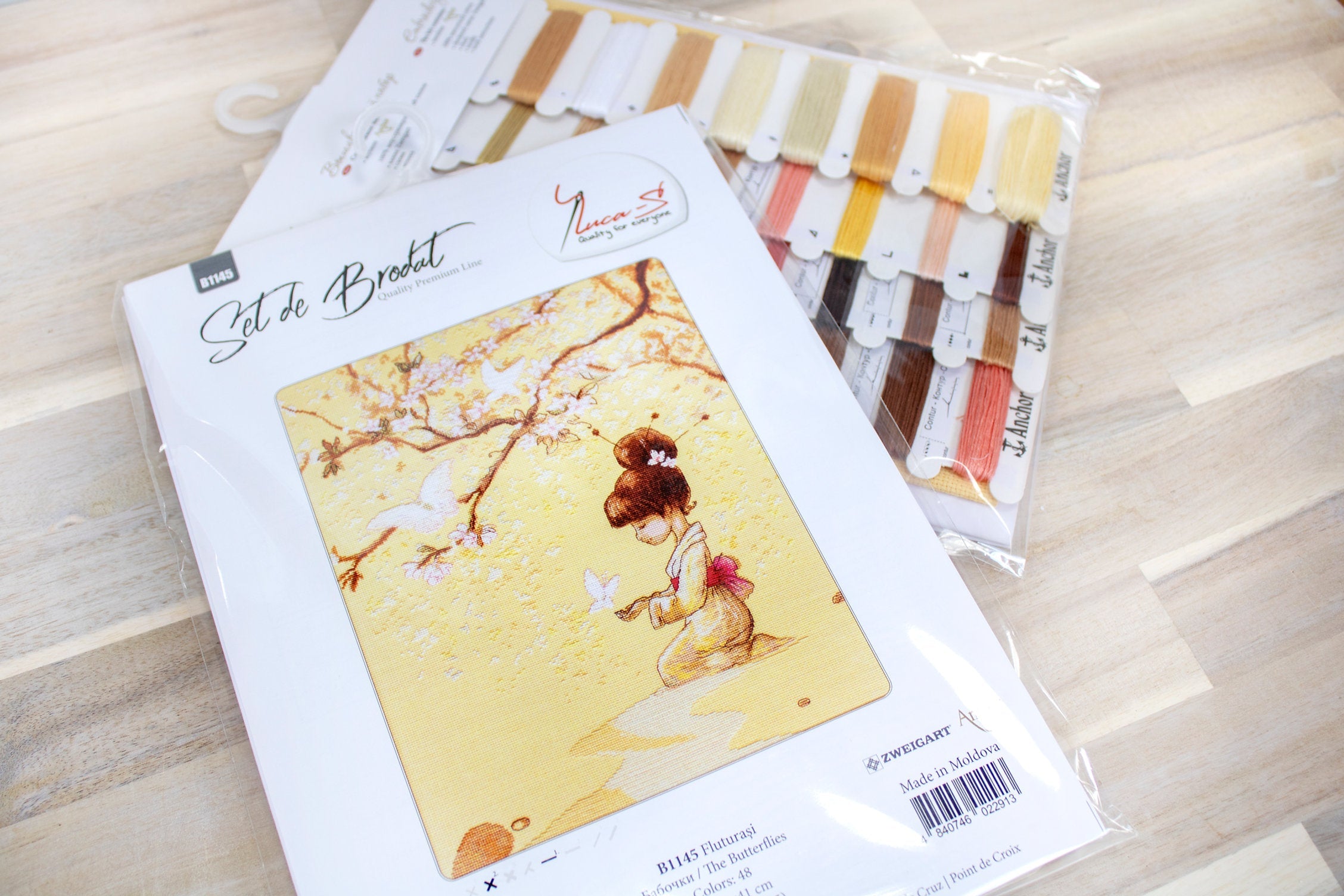 Kit Broderie în Cruce Luca-S B1145 Fluturaşi, Pânză Aida 16 ct Zweigart, Ață Anchor Muline, 48 Culori, 32x41 cm, Linia Quality Premium
