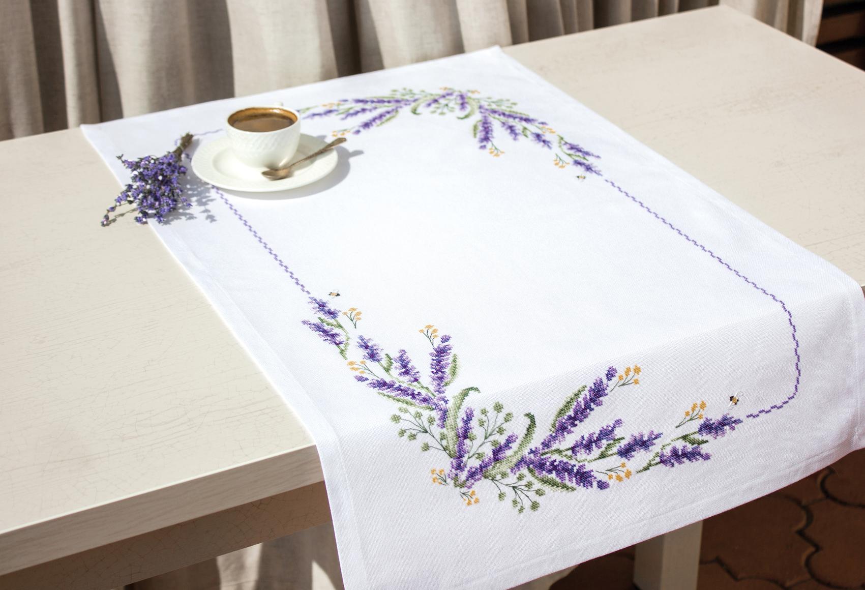 Dimensiune: 75x46 cm Dimensiune broderie: 36x65 cm Culori: 14 Pânză: Lugana 25 ct. (100) Ață: muline "Anchor" Lavanda, FM012