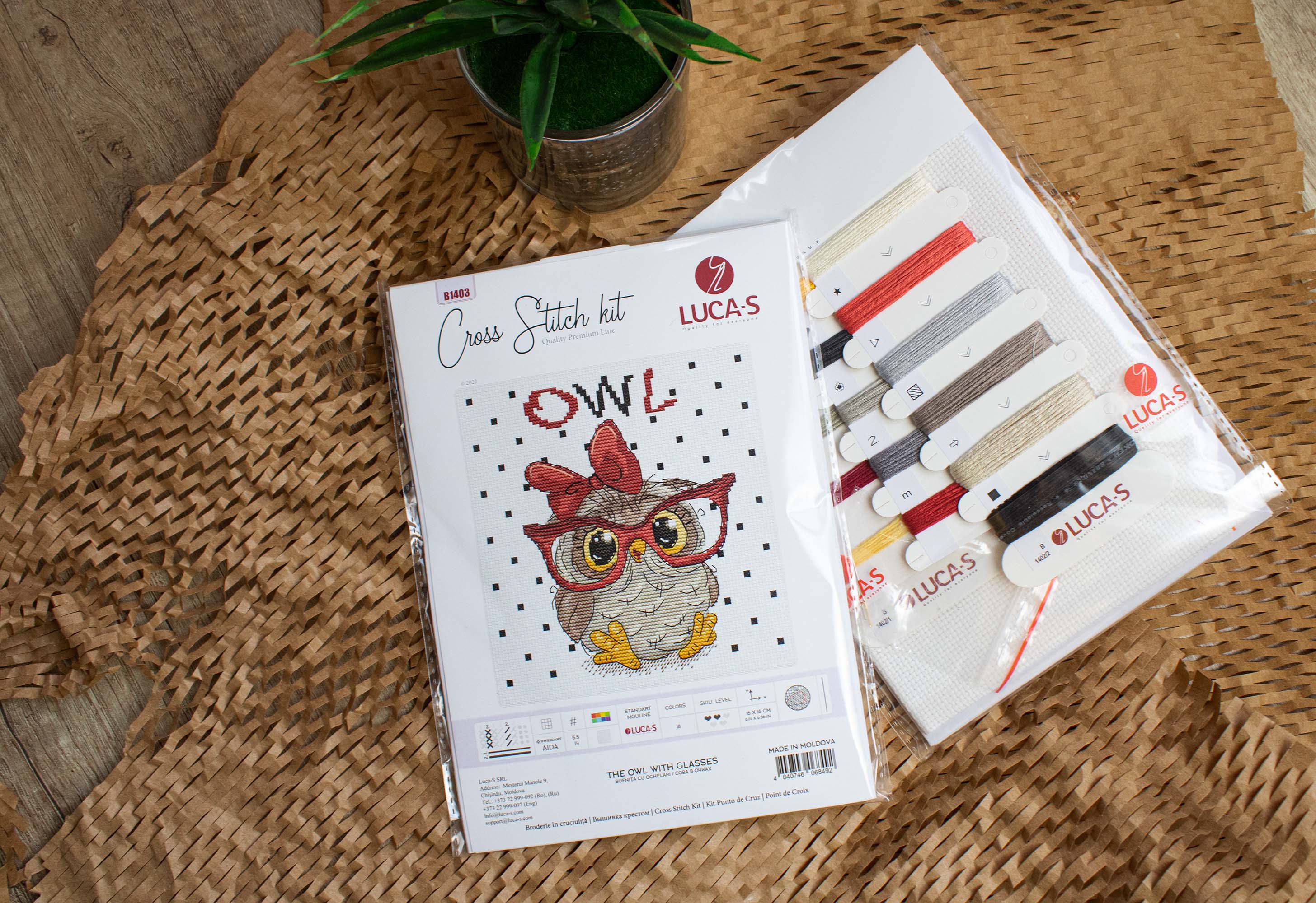 Luca-S B1403 The Owl with Glasses Cross Stitch Kit, 14ct AIDA Fabric, 16x16 cm Embroidery Size, 18 Colors, Cotton Threads