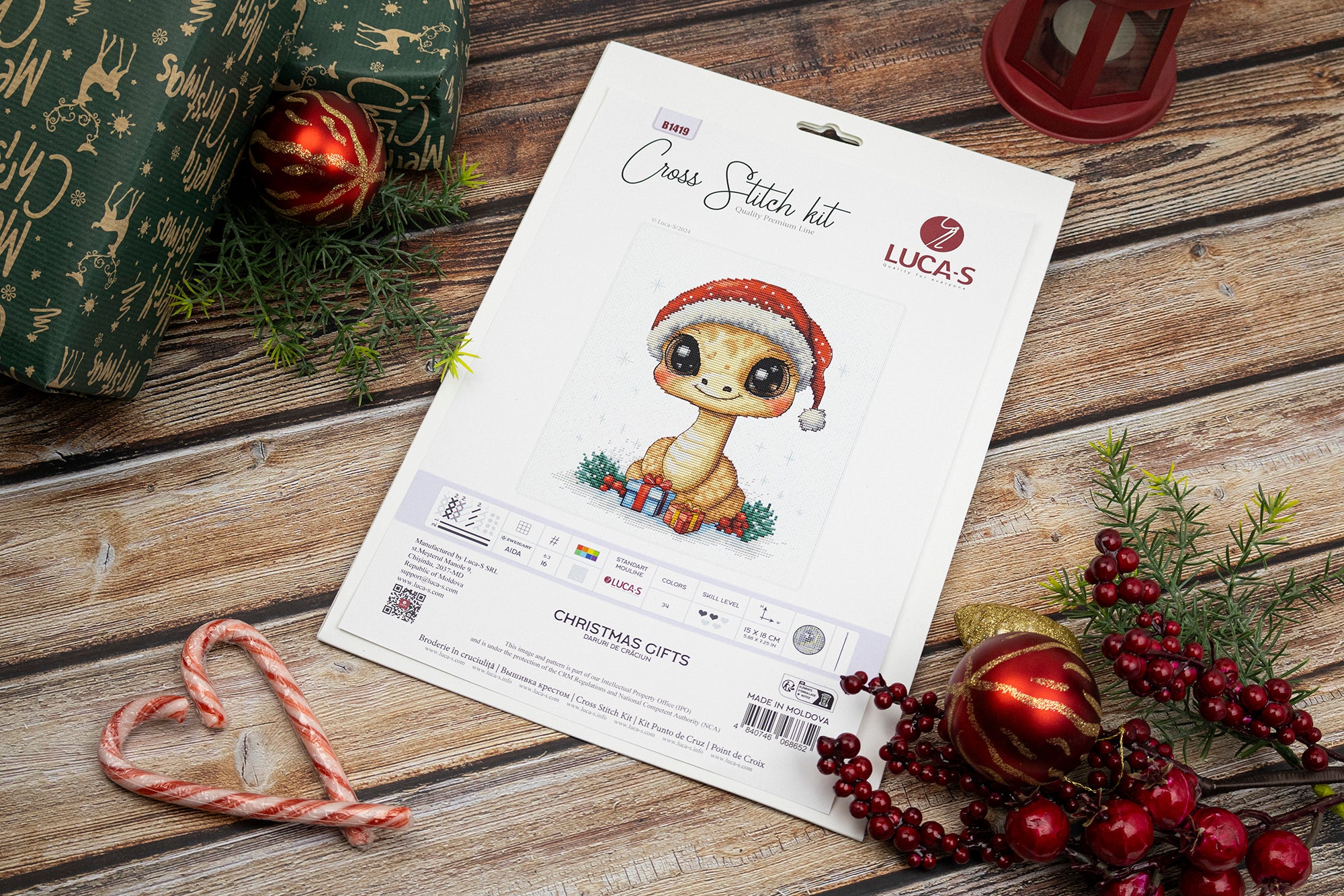 Набор для вышивания Luca-S B1419 Christmas Gifts, Змеенок в шапке Санты, канва Aida 16 ct, 15 x 18 см, 34 цвета, нити 100% хлопок