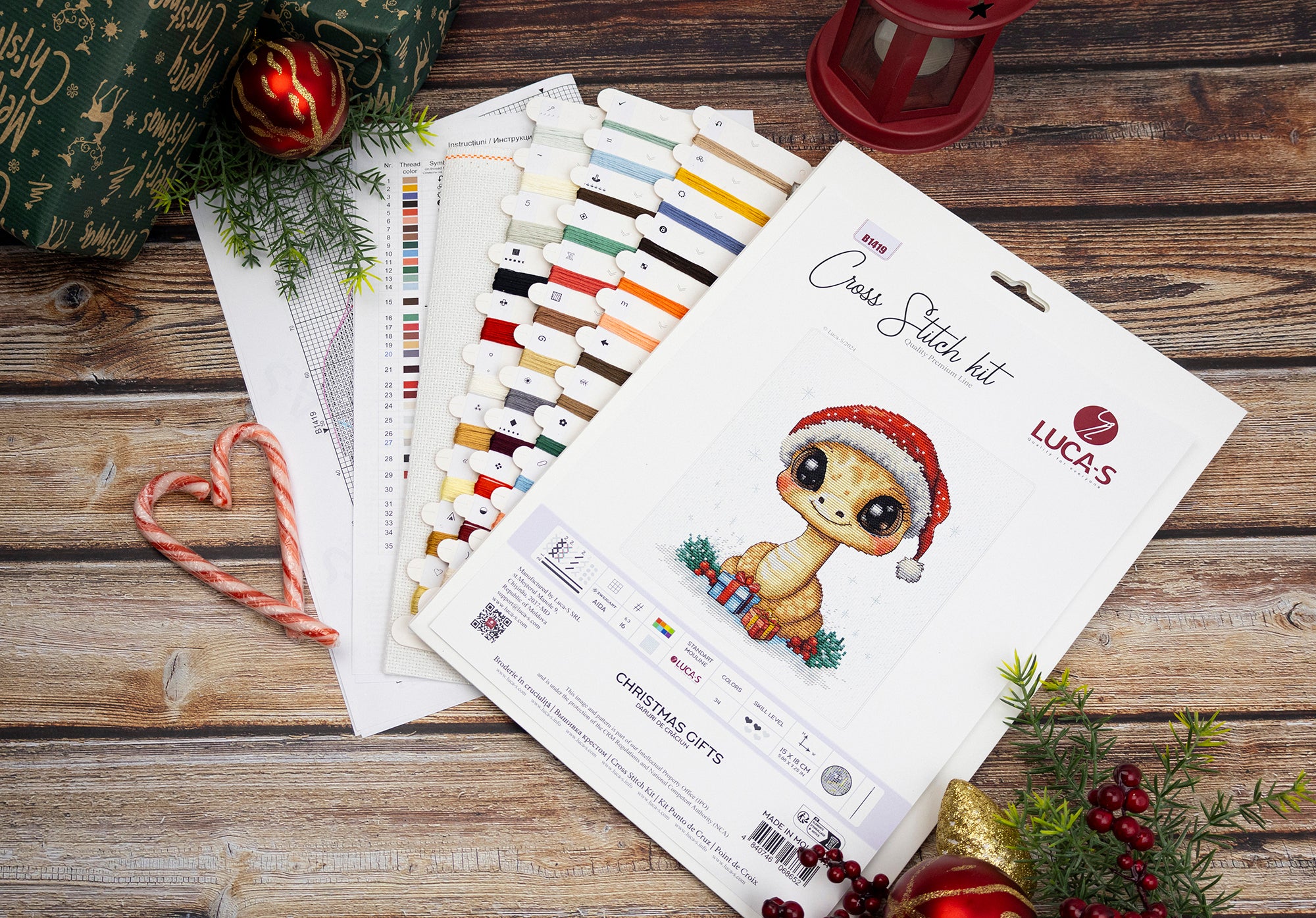 Набор для вышивания Luca-S B1419 Christmas Gifts, Змеенок в шапке Санты, канва Aida 16 ct, 15 x 18 см, 34 цвета, нити 100% хлопок