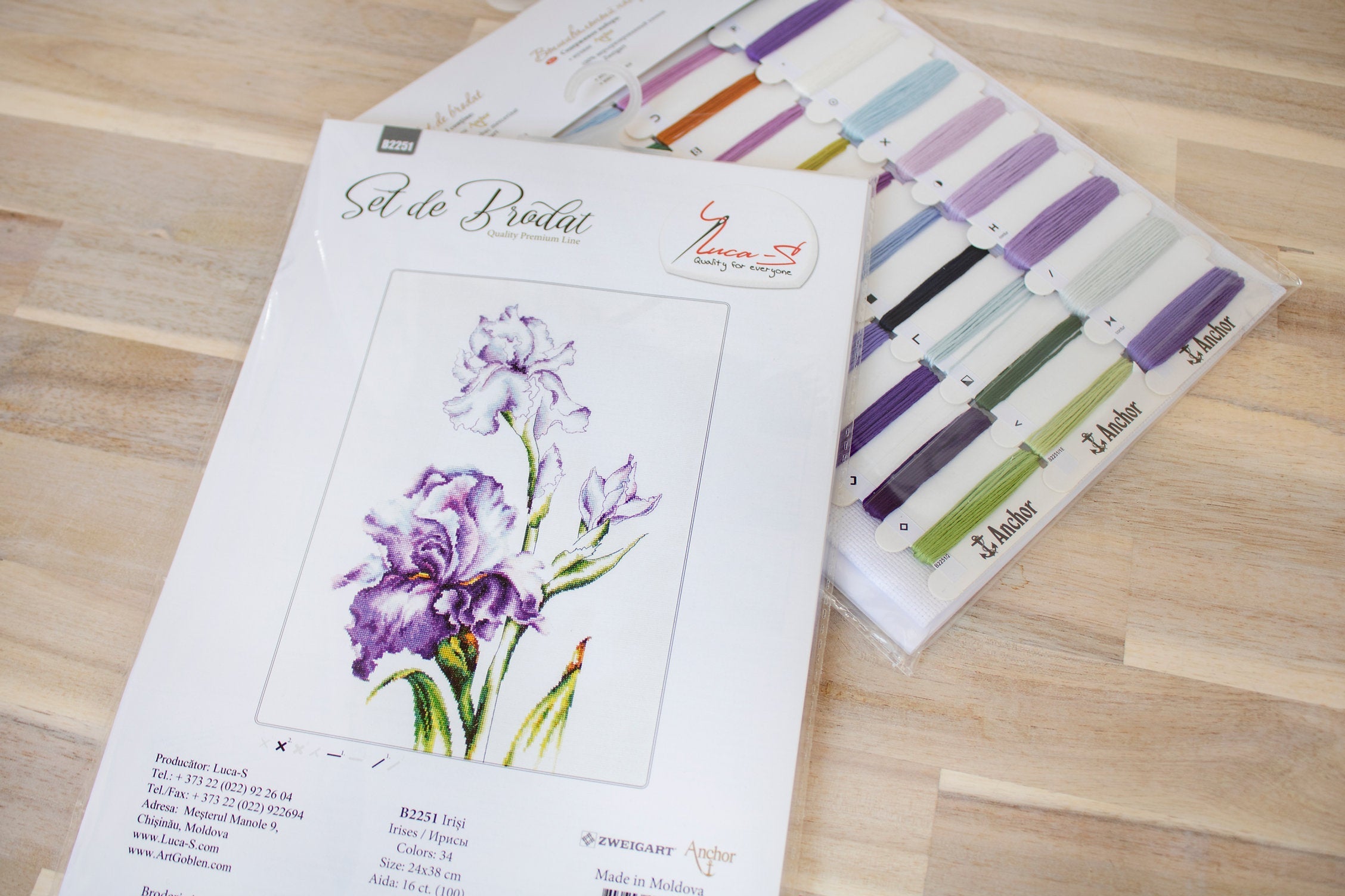Kit Broderie în Cruce Luca-S B2251 Irisi, 24x38 cm, Material Aida 16 ct Zweigart Alb, 34 Culori Fire de Bumbac Anchor Mouliné