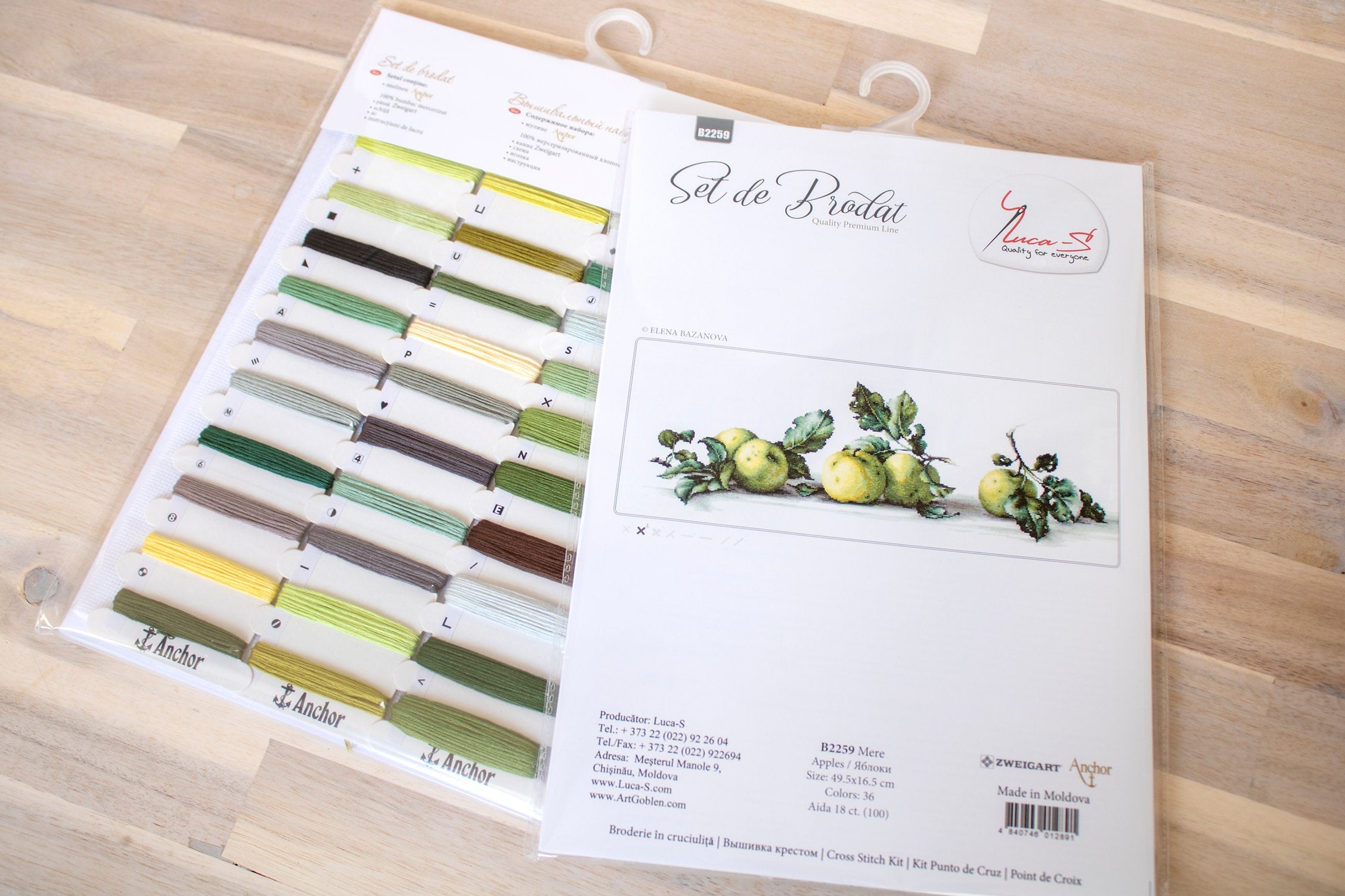 Kit Broderie Luca-S B2259 Natura Statica cu Mere, 36 Culori, Tela Aida 18 Count Zweigart Alba, Fire de Bumbac Anchor Premium, 49.5 x 16.5 cm