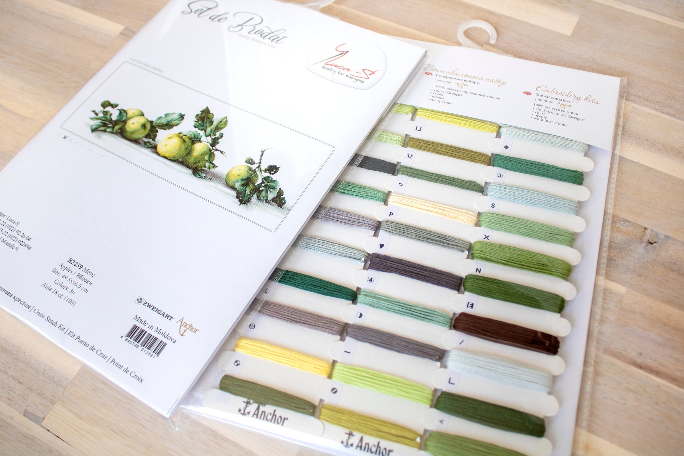 Kit Broderie Luca-S B2259 Natura Statica cu Mere, 36 Culori, Tela Aida 18 Count Zweigart Alba, Fire de Bumbac Anchor Premium, 49.5 x 16.5 cm