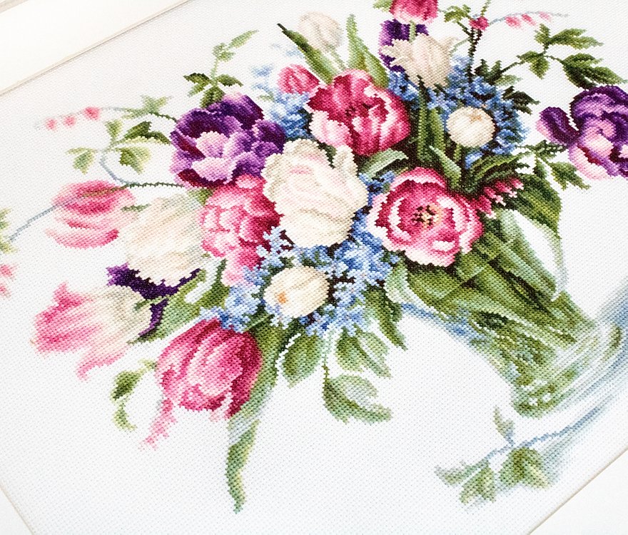 Kit Broderie Luca-S B2261 Vaza cu Lalele, Material Aida 18 ct Zweigart, Fire de Bumbac Anchor, 33.5x26 cm, Designer Elena Bazanova