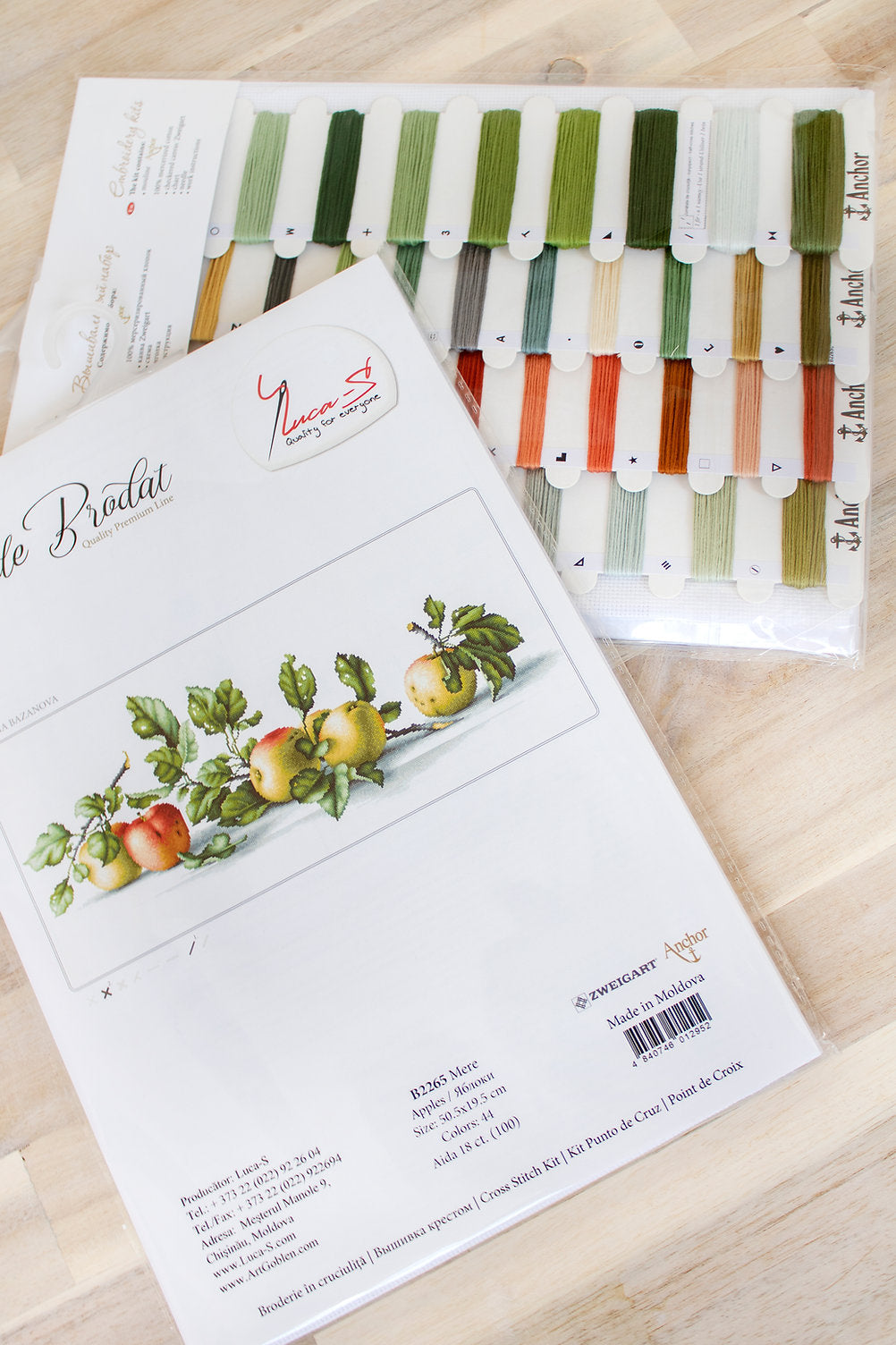 Kit Broderie în Cruce Luca-S B2265 Mere, 44 Culori, 50.5 x 19.5 cm, Material Aida 18 count Zweigart, Fir Mouliné Anchor, Calitate Premium