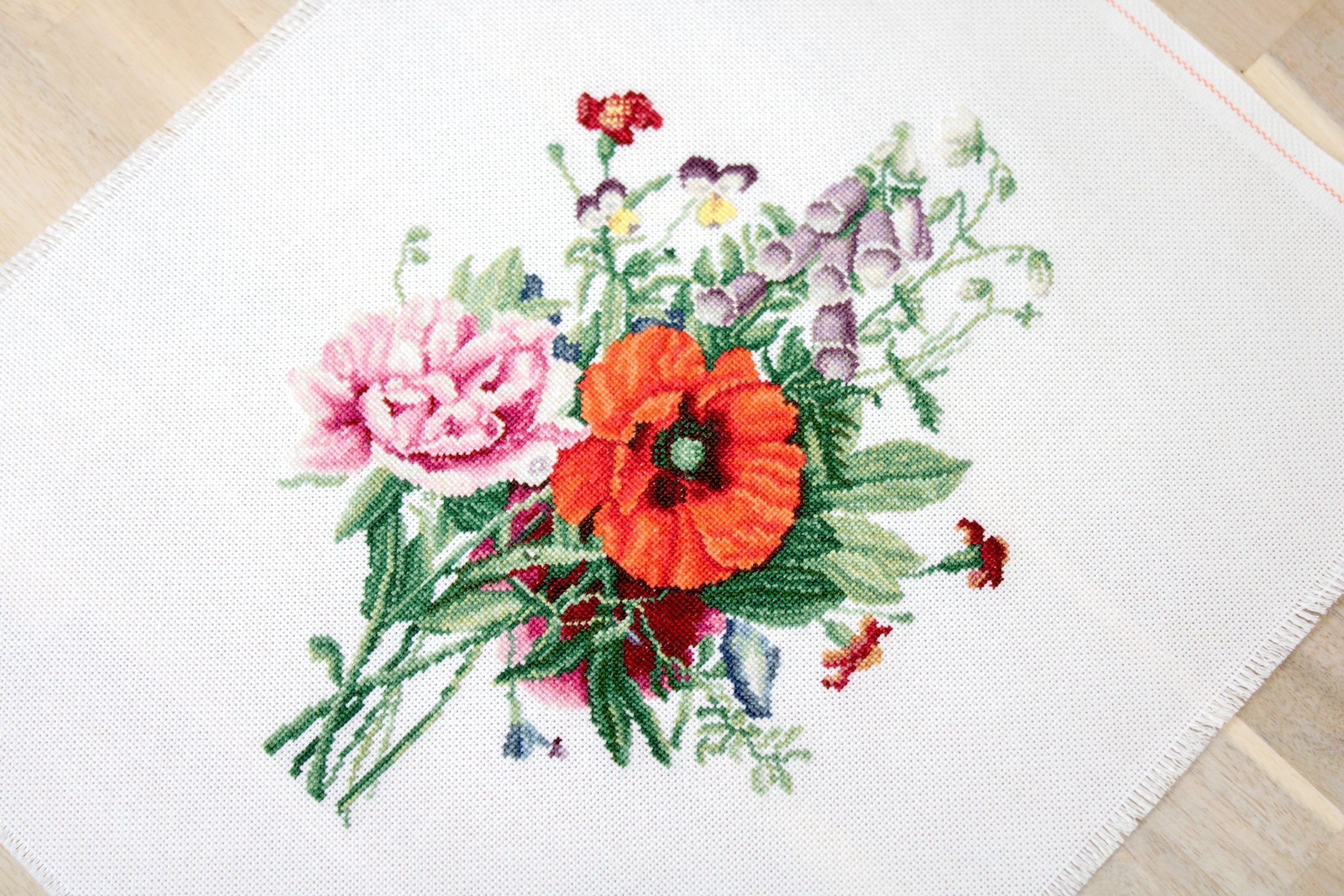 Kit Broderie Luca-S B2350 Buchet cu mac si bujor Pierre Joseph Redoute, 48 Culori, Material Zweigart Belana 20 count, 19x25,5 cm