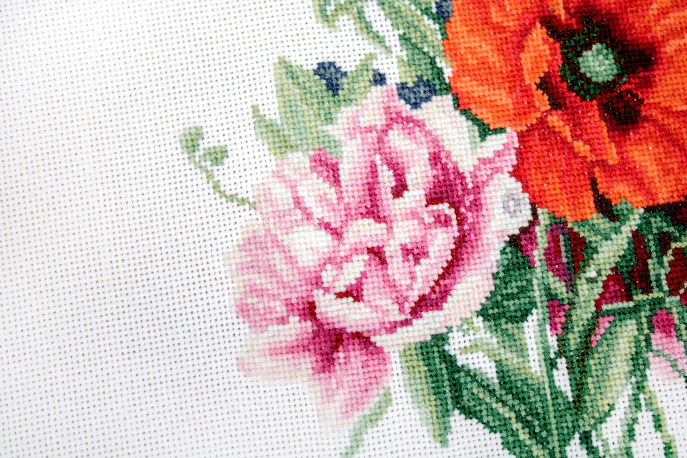 Kit Broderie Luca-S B2350 Buchet cu mac si bujor Pierre Joseph Redoute, 48 Culori, Material Zweigart Belana 20 count, 19x25,5 cm