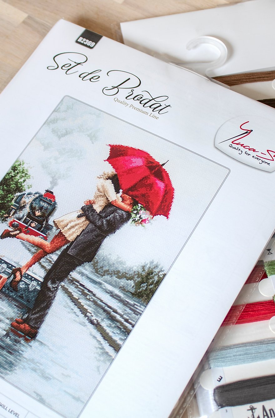 Luca-S B2369 Cross Stitch Kit Couple on Train Station, Zweigart Aida 18ct Fabric, Anchor Cotton Threads, 22x31 cm