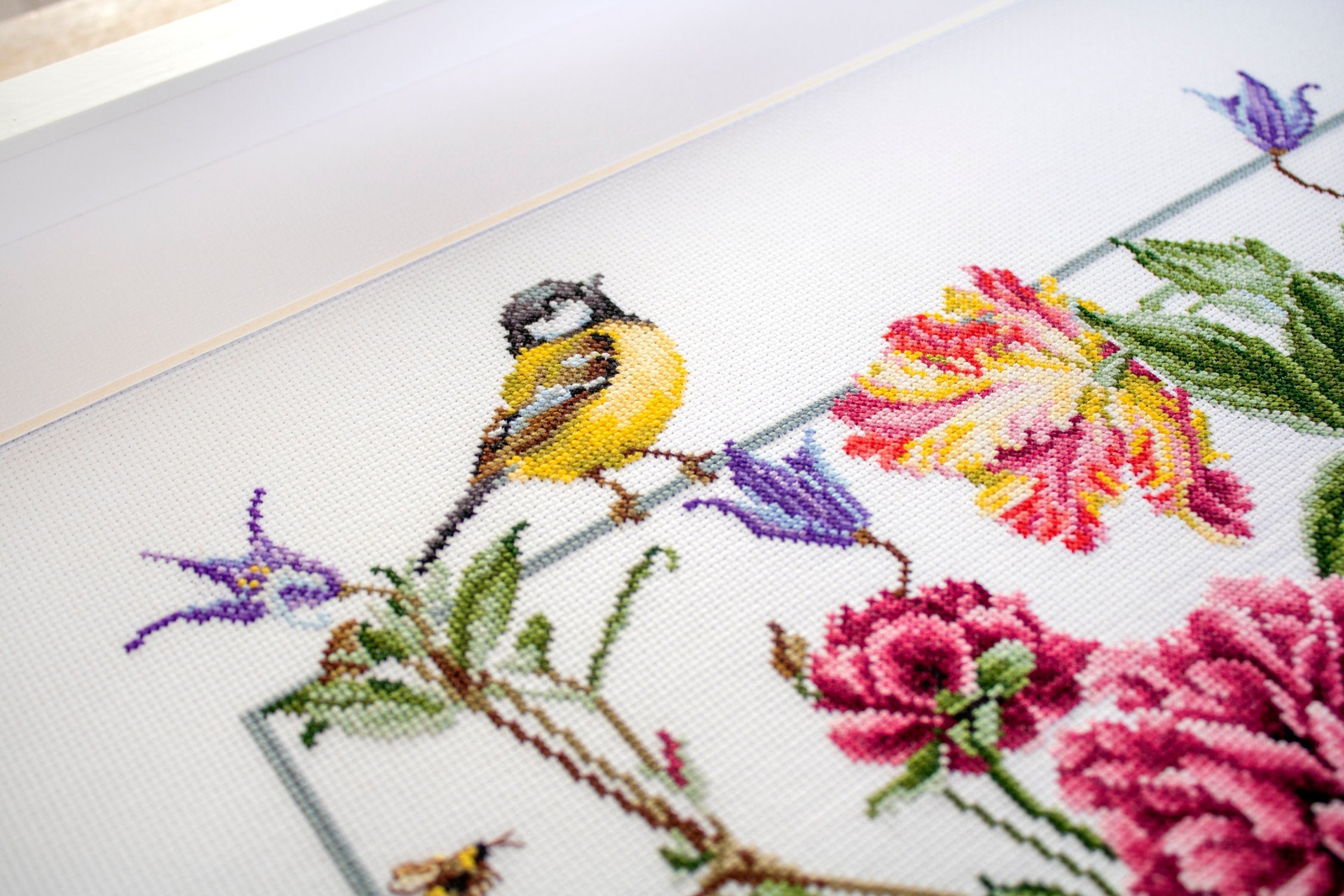 Kit Broderie Cross Stitch Luca-S BA2359 Flori de primăvară, 46 Culori, 41.5x25 cm, Material Aida Zweigart 16 ct, Aripite Anchor
