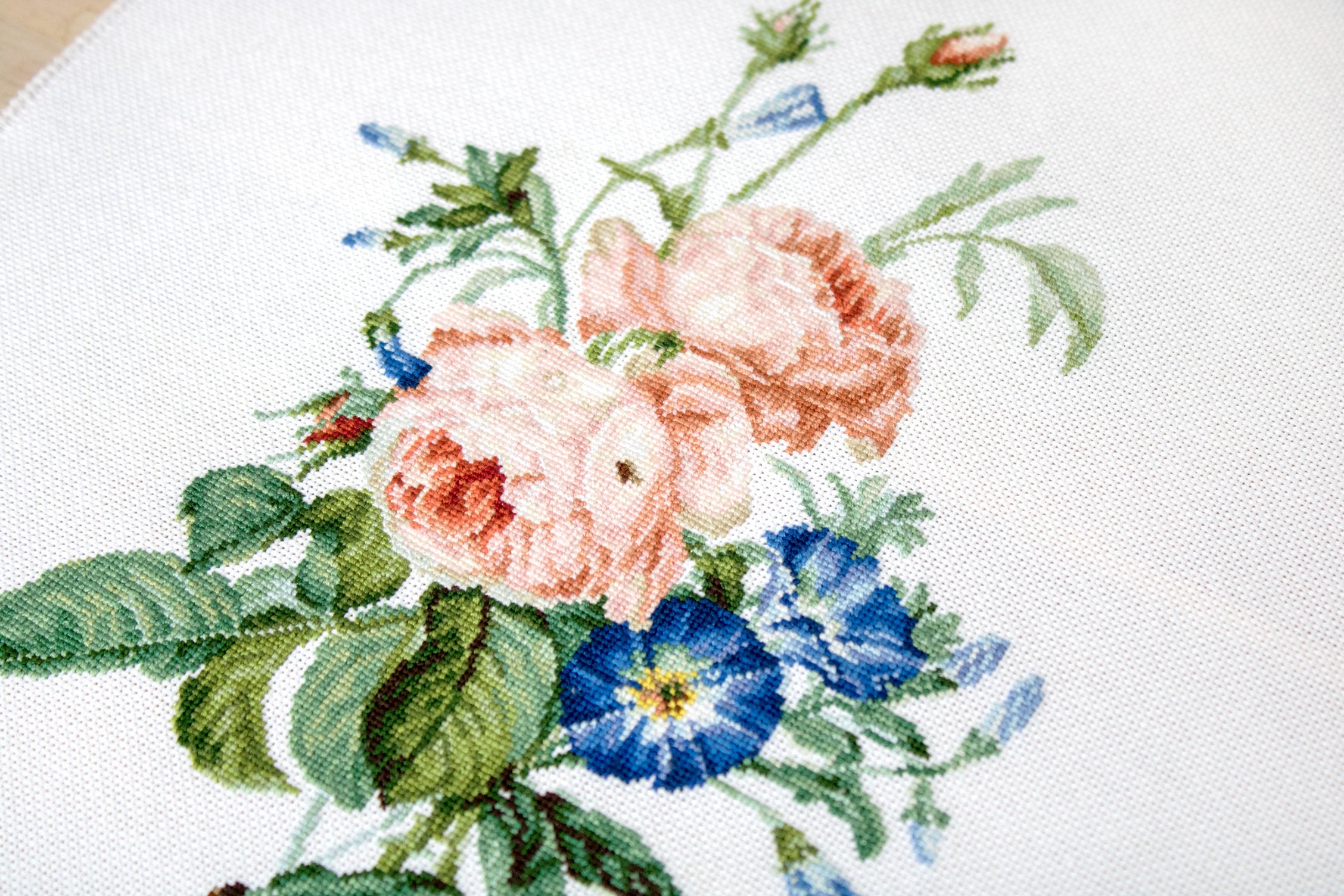 Kit Broderie Luca-S B2351 Buchet cu Trandafiri, Pierre Joseph Redoute, Material Belana Premium 19x28 cm, Aste Anchor Muline, 40 Culori