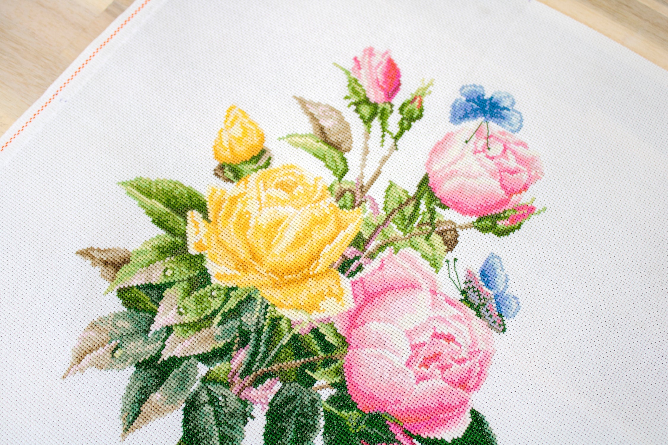 Kit Broderie Luca-S BU4003 Trandafiri galbeni si trandafiri Bengal, Material Aida 16 ct Zweigart, 25x30 cm, Include Firuri si Ac