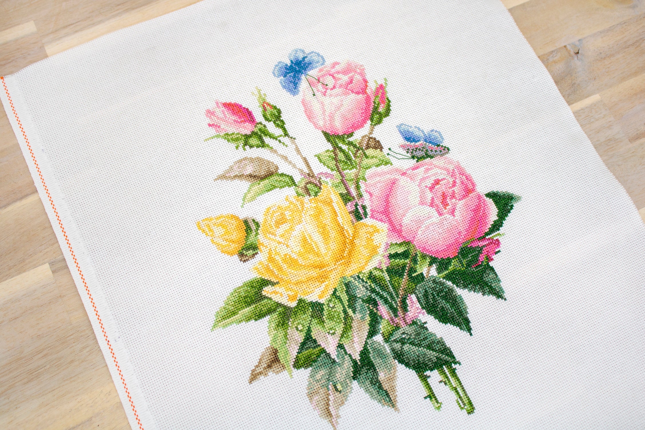 Kit Broderie Luca-S BU4003 Trandafiri galbeni si trandafiri Bengal, Material Aida 16 ct Zweigart, 25x30 cm, Include Firuri si Ac