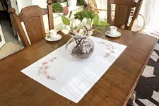 Dimensiune: 46x76 cm Dimensiune broderie: 36x66 cm Culori: 27 Pânză: Lugana 25 ct. (100) Ață: muline "Anchor" Miliéu, FM003