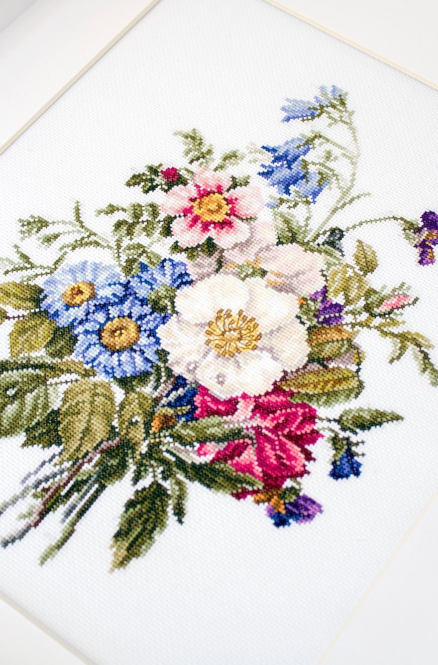 Luca-S BU4004 Bouquet of Summer Flowers Cross Stitch Kit, Zweigart Aida 16 ct Fabric, 43 Colors, 100% Cotton Mouline Thread, 21x28.5 cm