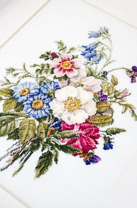 Luca-S BU4004 Bouquet of Summer Flowers Cross Stitch Kit, Zweigart Aida 16 ct Fabric, 43 Colors, 100% Cotton Mouline Thread, 21x28.5 cm