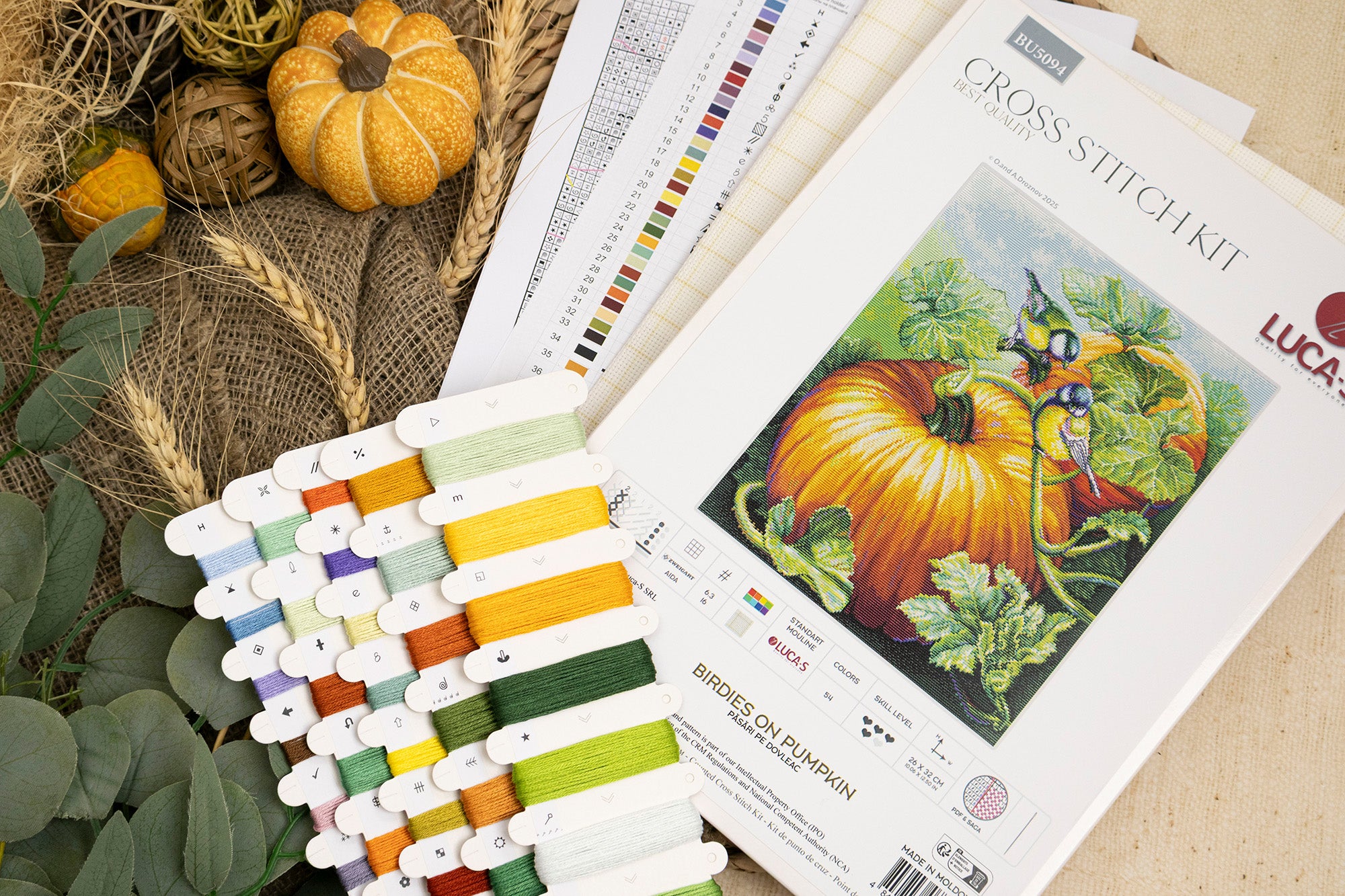 Kit Broderie Luca-S BU5094 Pasari pe Dovleac, Material Zweigart Aida 16 ct, 54 Culori, Dimensiune Finisata 26x32 cm