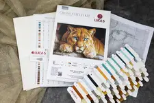 • Dimensiune: 18.75 x 12.50 in sau 48 x 32 cm • Cruciulițe: 300 x 200 • Culori: 62 • Ață: Luca-S 100% bumbac • Pânză: Zweigart Aida16 ct. checkered 3543 (3464) 62 x 46 cm • Ace de brodat №26 - 2 ace, infilator de ace (în plic) • Diagramă parțial colorată și contur colorat - 9 foi format A3 • Nivel de dificultate: 4/5 • Artist: Luca-S • Set de brodat în cruciuliță Luca-S Set de brodat în cruciuliță Luca-S GOLD- Spiritul Sălbatic, BU5081