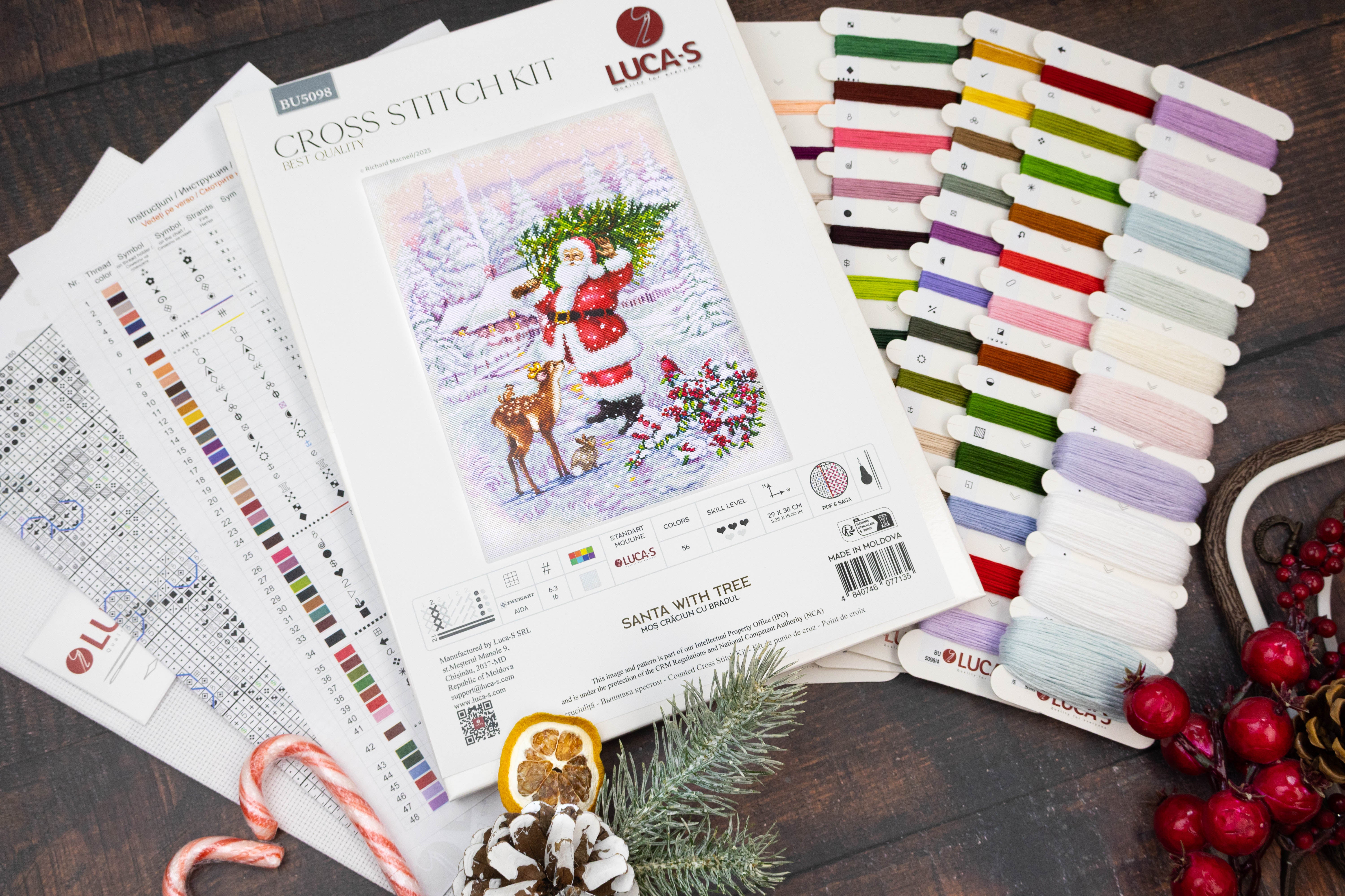 Kit Broderie Luca-S BU5098 Moș Crăciun cu Bradul, Material Zweigart Aida 16 ct, 56 Culori, Dimensiune Finalizată 29 x 38 cm